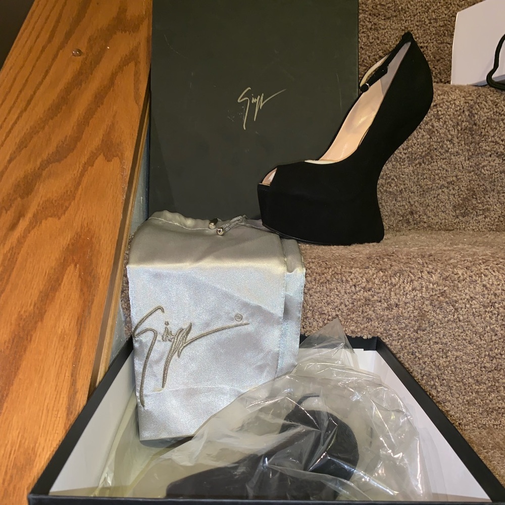 Authentic Giuseppe Zanotti, Black Suede Heelless